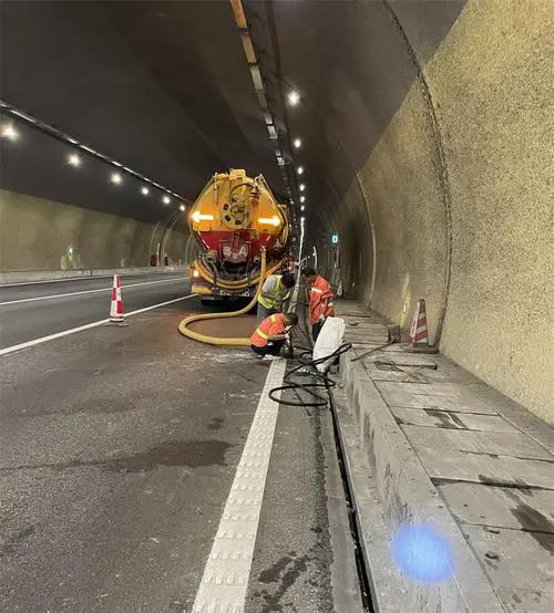 源城隧道排水渠清淤